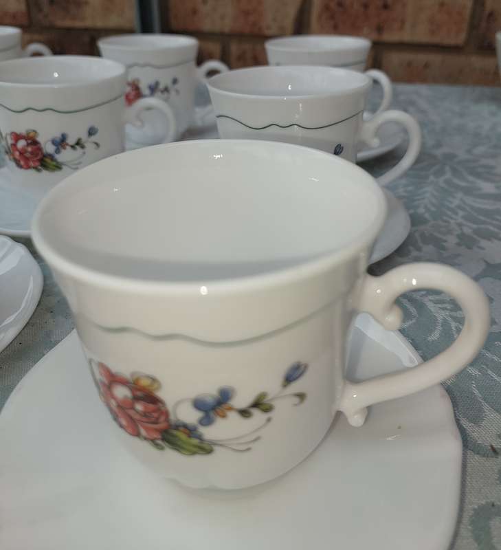 A SET OF SIX PORCELAIN TEACUPS AND SAUCERS