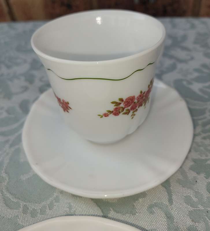 A SET OF SIX PORCELAIN TEACUPS AND SAUCERS