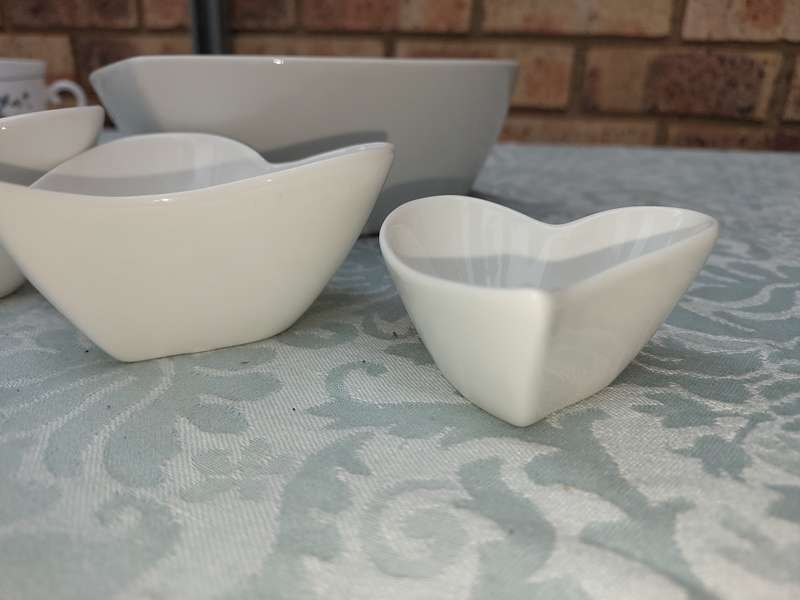 A WHITE STACK MAXWELL AND WILLIAM ART DECOR CONDIMENTS SET