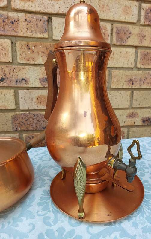 A COLLECTION OF VINTAGE COPPER KITCHEN UTENSILS