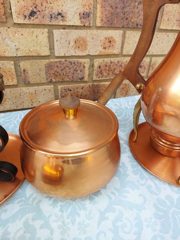 A COLLECTION OF VINTAGE COPPER KITCHEN UTENSILS