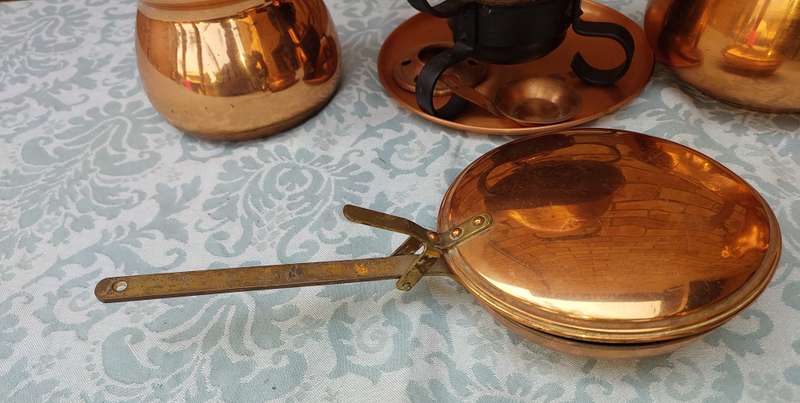 A COLLECTION OF VINTAGE COPPER KITCHEN UTENSILS