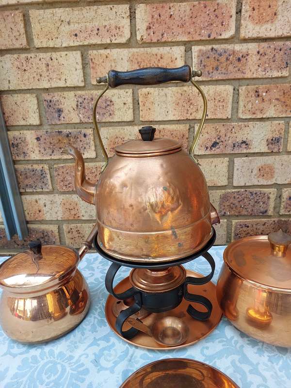A COLLECTION OF VINTAGE COPPER KITCHEN UTENSILS