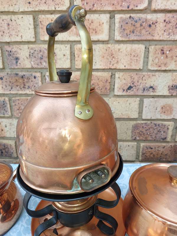 A COLLECTION OF VINTAGE COPPER KITCHEN UTENSILS