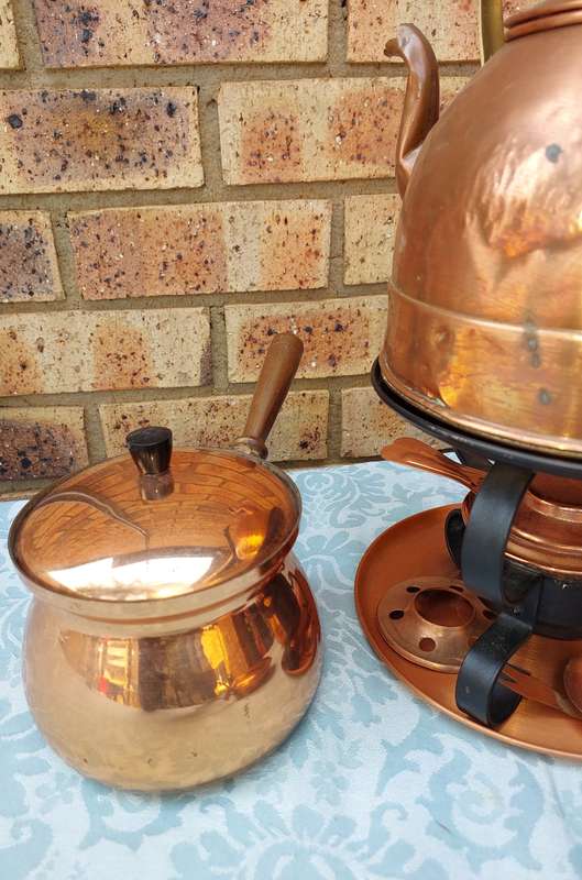 A COLLECTION OF VINTAGE COPPER KITCHEN UTENSILS