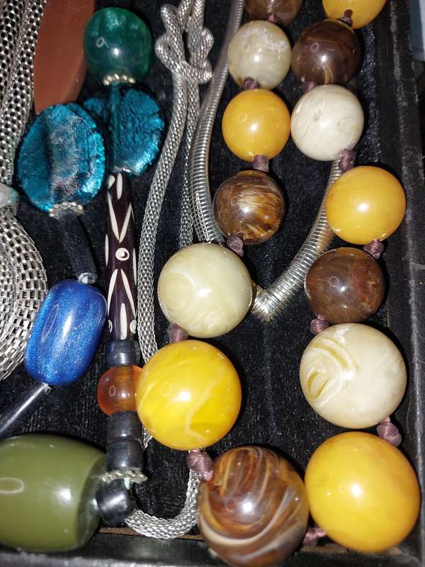A COLLECTION OF QUALITY COSTUME NECKLACES SOLD AS IS