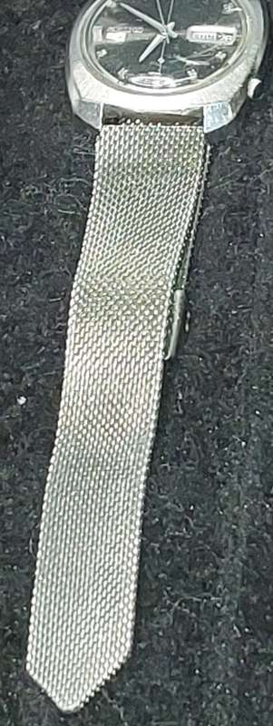 A VINTAGE SEIKO 5 AUTOMATIC STAINLESS STELL JAPAN 6119-7080T AD IN WORKING CONDITION SOLD AS IS