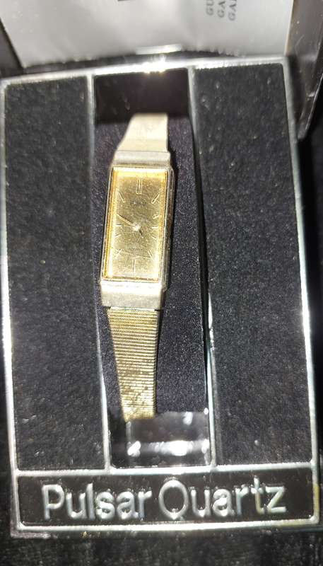 A VINTAGE GOLD PLATED LADIES PULSAR QUARTZ WATCH