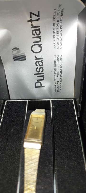 A VINTAGE GOLD PLATED LADIES PULSAR QUARTZ WATCH
