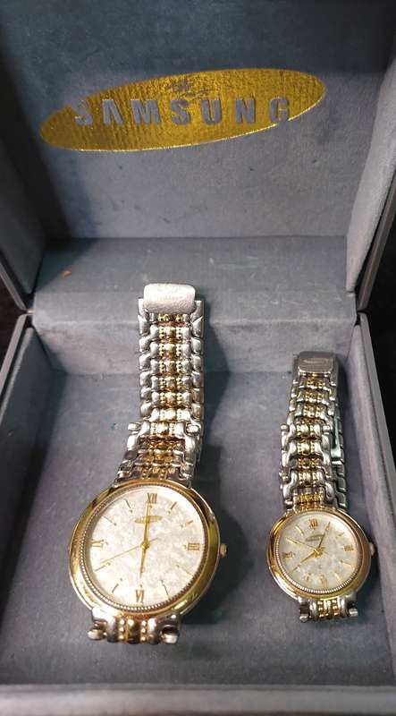 A PAIR OF QUARTZ SAMSUNG WRIST WATCHES