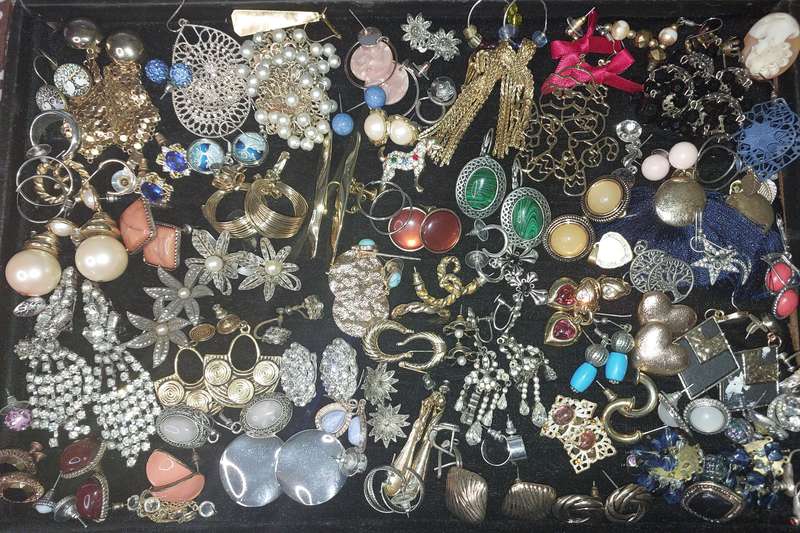 A BULK COLLECTION OF VINTAGE EARRINGS SOLD AS IS