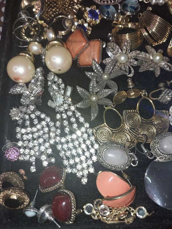 A BULK COLLECTION OF VINTAGE EARRINGS SOLD AS IS