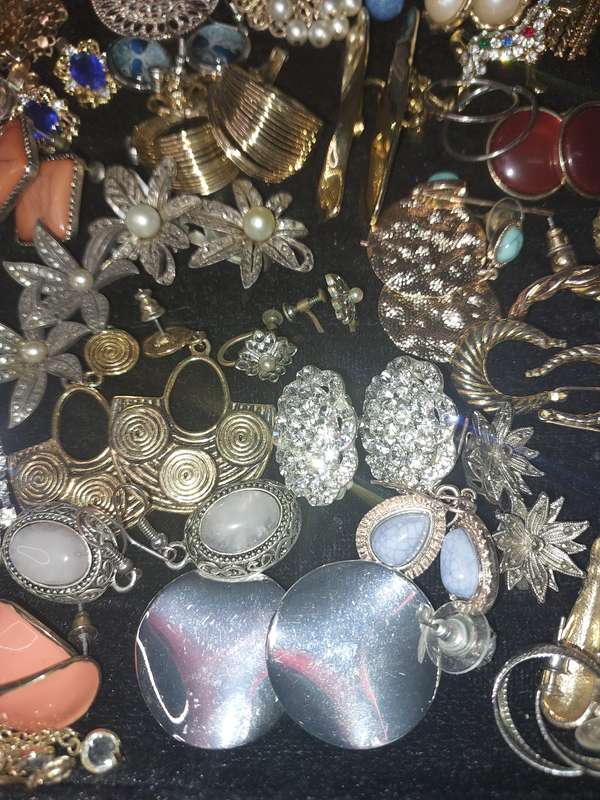 A BULK COLLECTION OF VINTAGE EARRINGS SOLD AS IS