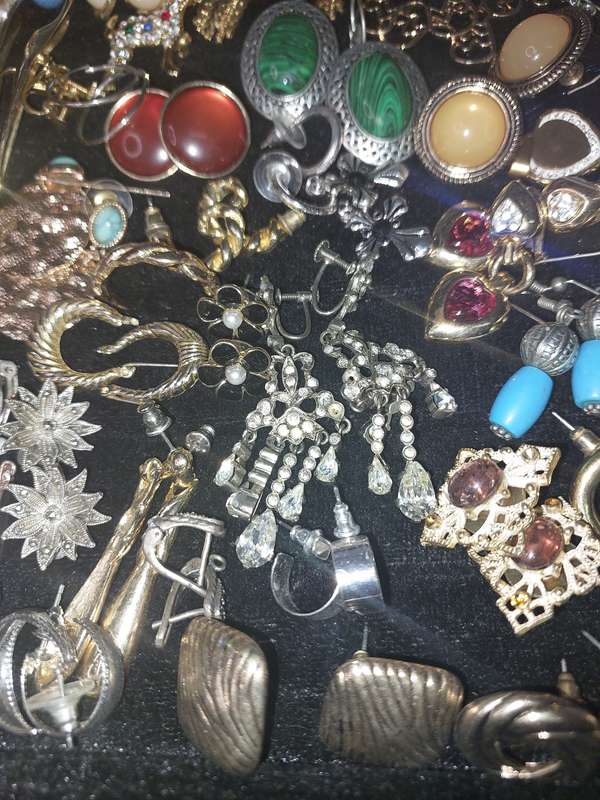 A BULK COLLECTION OF VINTAGE EARRINGS SOLD AS IS