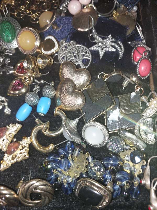 A BULK COLLECTION OF VINTAGE EARRINGS SOLD AS IS