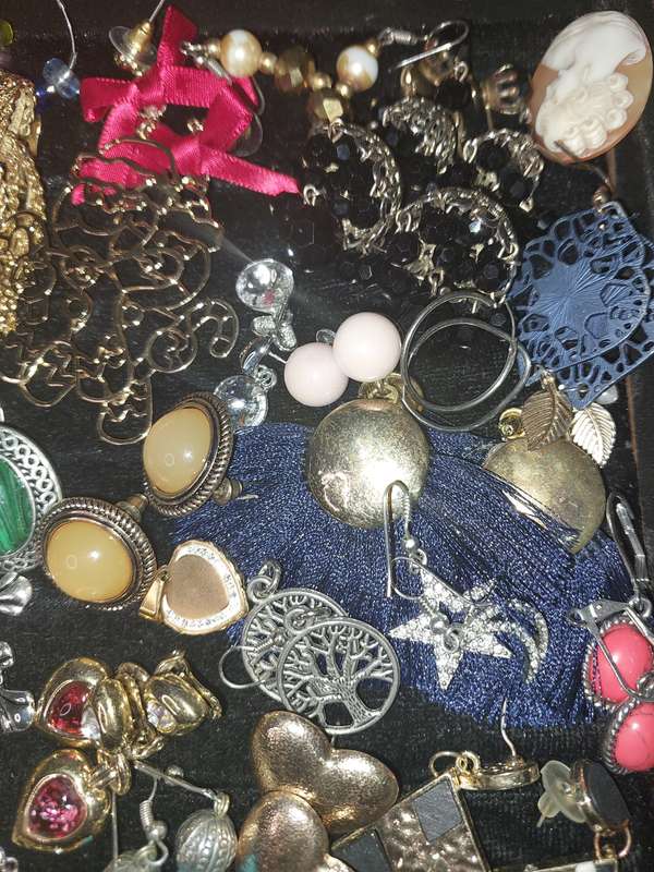 A BULK COLLECTION OF VINTAGE EARRINGS SOLD AS IS