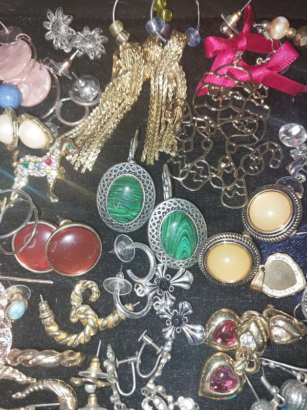A BULK COLLECTION OF VINTAGE EARRINGS SOLD AS IS