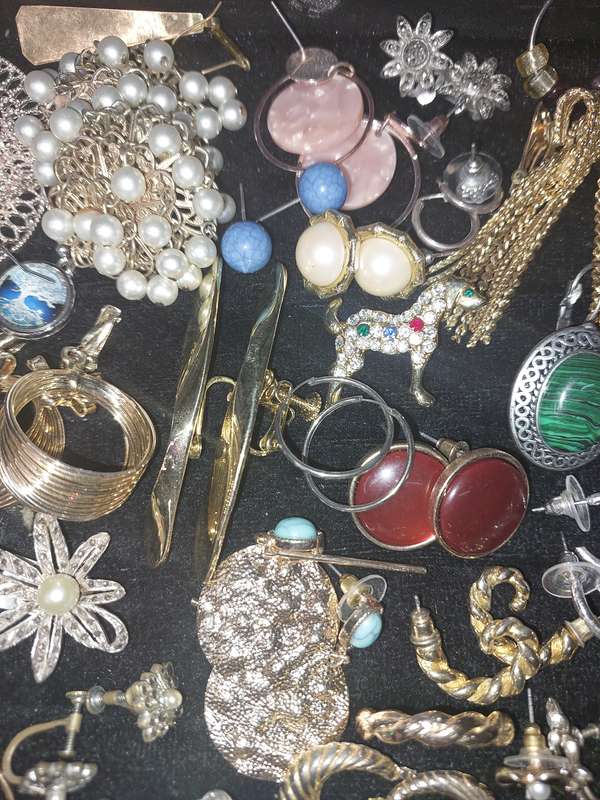 A BULK COLLECTION OF VINTAGE EARRINGS SOLD AS IS