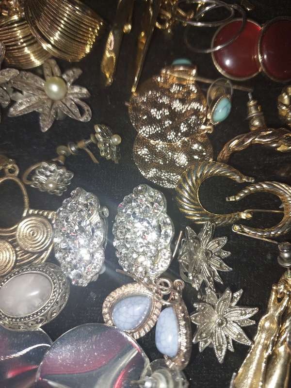 A BULK COLLECTION OF VINTAGE EARRINGS SOLD AS IS