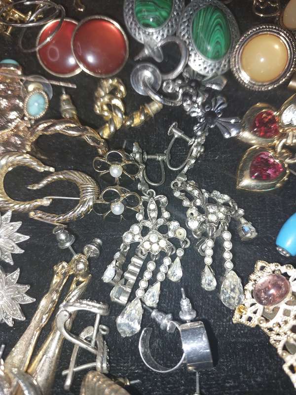A BULK COLLECTION OF VINTAGE EARRINGS SOLD AS IS