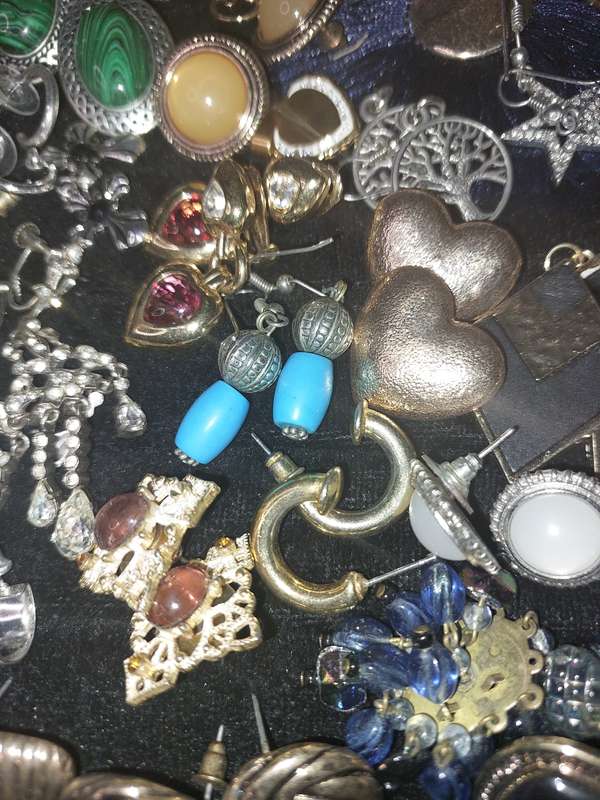 A BULK COLLECTION OF VINTAGE EARRINGS SOLD AS IS
