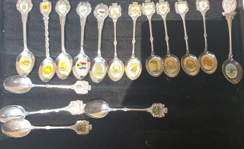 A VINTAGE COLLECTION OF 16 MEMORABILIA  SPOONS