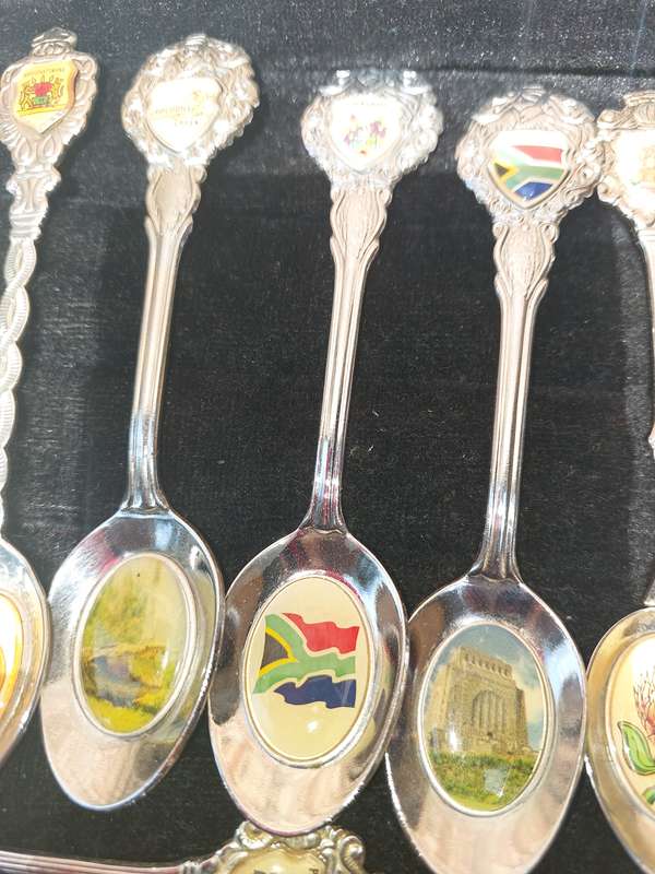 A VINTAGE COLLECTION OF 16 MEMORABILIA  SPOONS