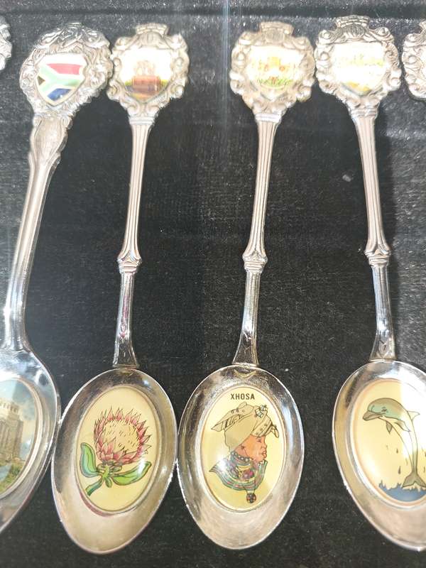 A VINTAGE COLLECTION OF 16 MEMORABILIA  SPOONS
