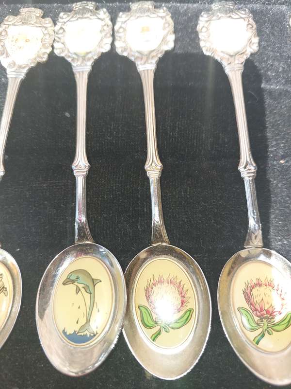 A VINTAGE COLLECTION OF 16 MEMORABILIA  SPOONS