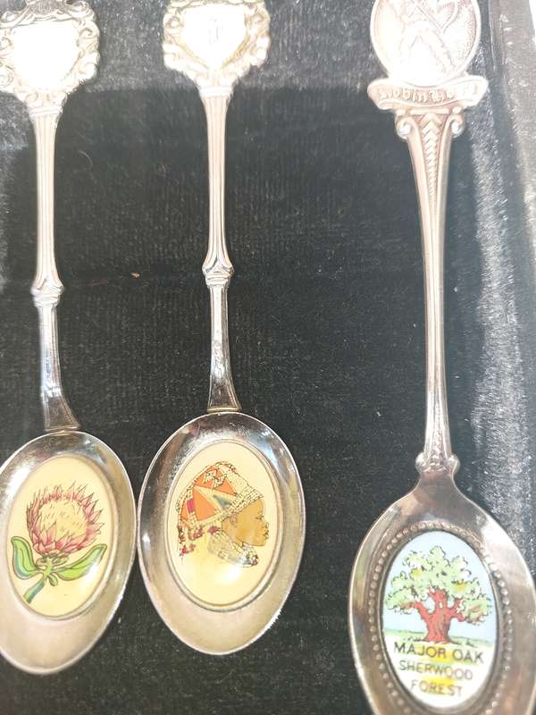 A VINTAGE COLLECTION OF 16 MEMORABILIA  SPOONS