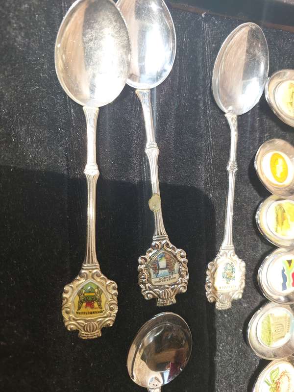 A VINTAGE COLLECTION OF 16 MEMORABILIA  SPOONS