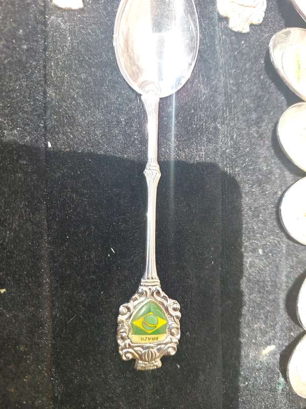 A VINTAGE COLLECTION OF 16 MEMORABILIA  SPOONS