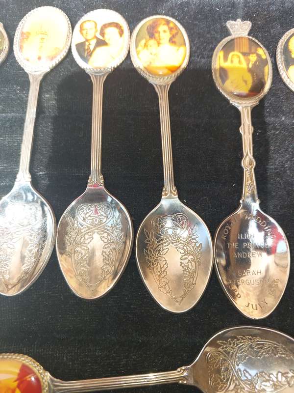 A COLLECTION OF 18 ROYAL FAMILY BRITAIN MEMORABILIA SPOONS