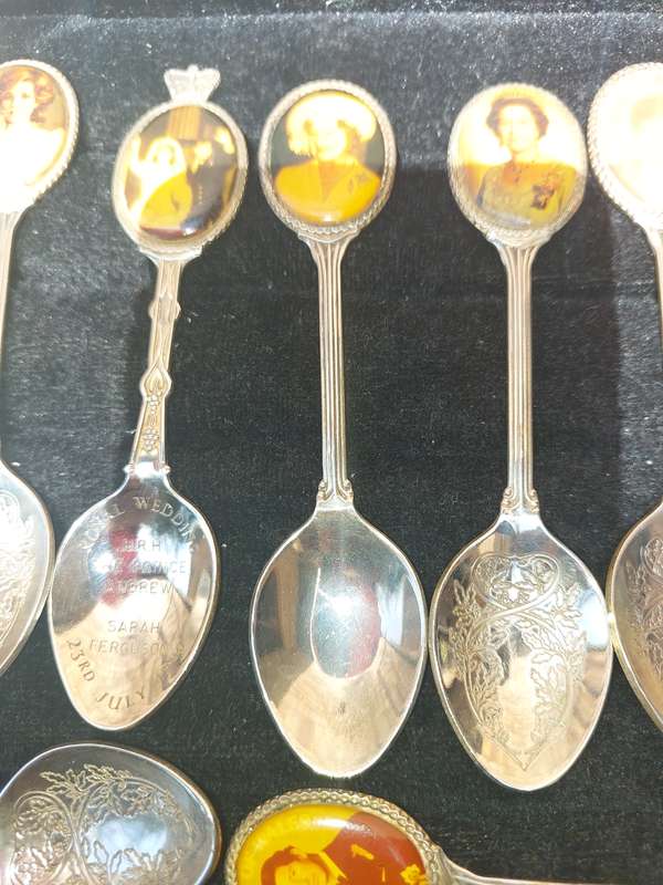 A COLLECTION OF 18 ROYAL FAMILY BRITAIN MEMORABILIA SPOONS