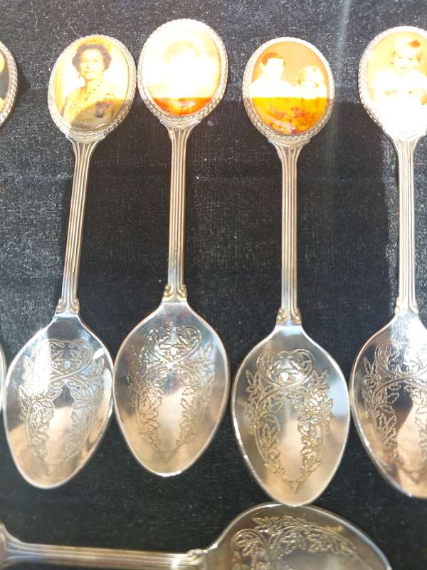 A COLLECTION OF 18 ROYAL FAMILY BRITAIN MEMORABILIA SPOONS