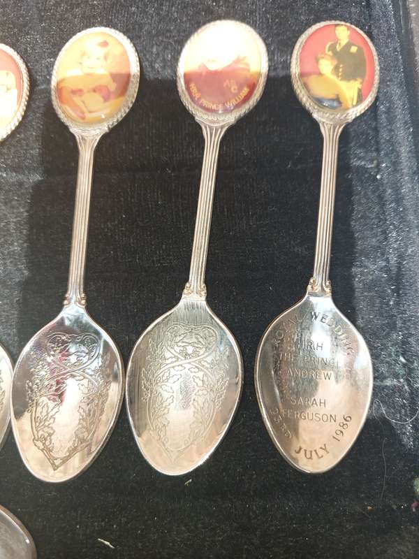 A COLLECTION OF 18 ROYAL FAMILY BRITAIN MEMORABILIA SPOONS