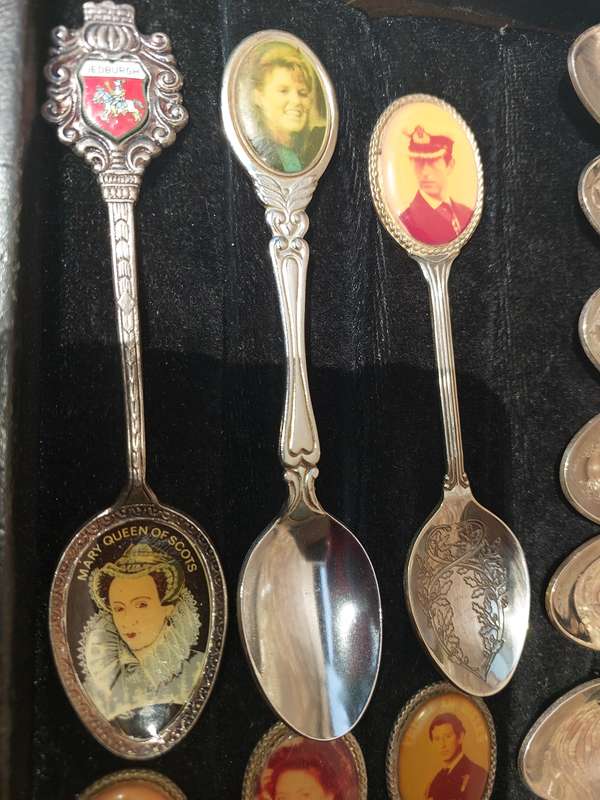 A COLLECTION OF 18 ROYAL FAMILY BRITAIN MEMORABILIA SPOONS