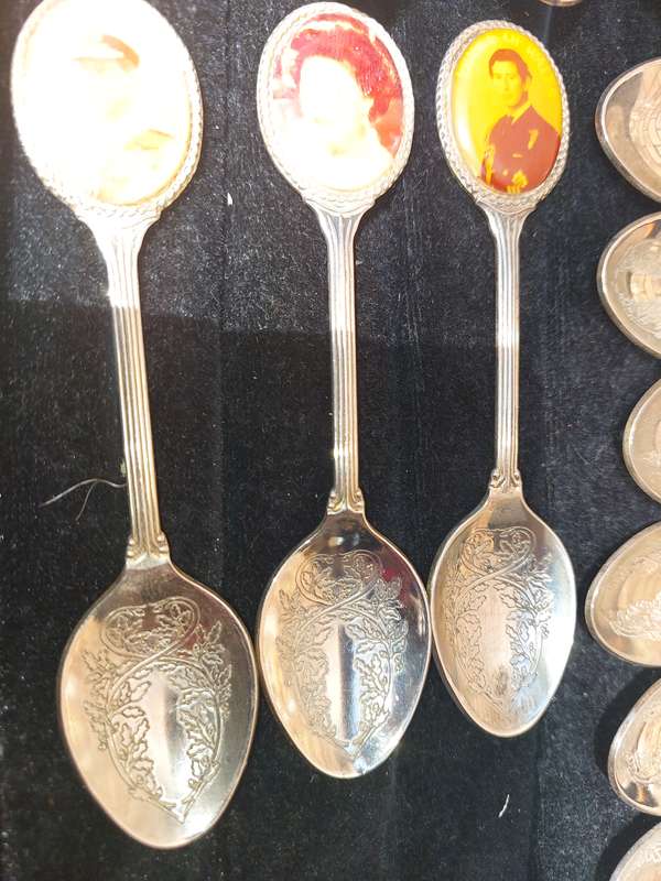 A COLLECTION OF 18 ROYAL FAMILY BRITAIN MEMORABILIA SPOONS