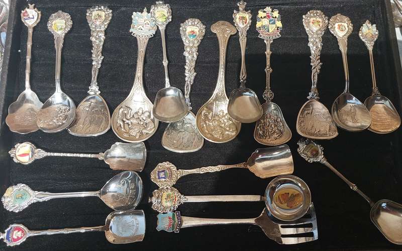 A VINTAGE JOBLOT ORNATE MEMORABILIA SPOONS