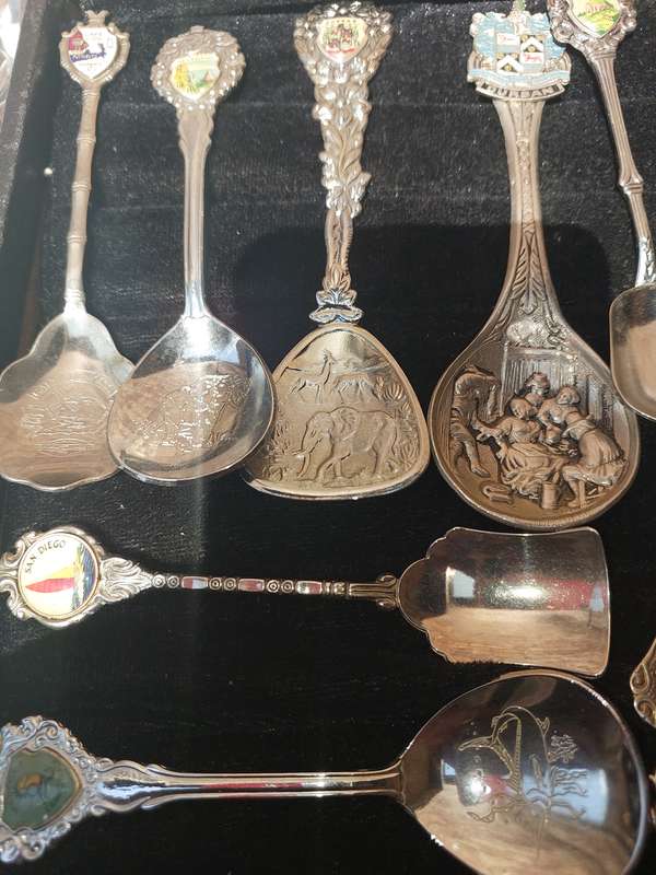 A VINTAGE JOBLOT ORNATE MEMORABILIA SPOONS