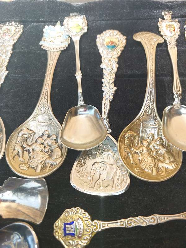 A VINTAGE JOBLOT ORNATE MEMORABILIA SPOONS