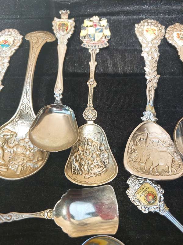 A VINTAGE JOBLOT ORNATE MEMORABILIA SPOONS