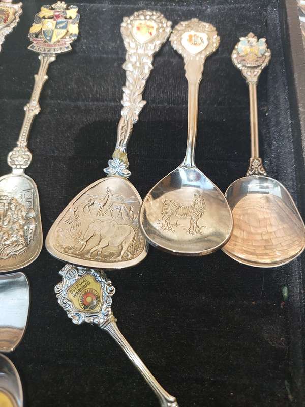 A VINTAGE JOBLOT ORNATE MEMORABILIA SPOONS