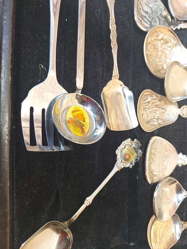 A VINTAGE JOBLOT ORNATE MEMORABILIA SPOONS