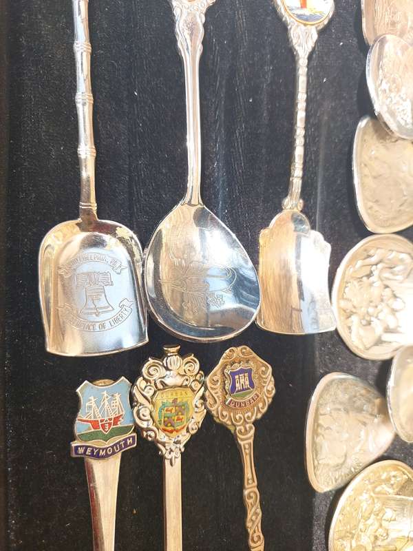 A VINTAGE JOBLOT ORNATE MEMORABILIA SPOONS