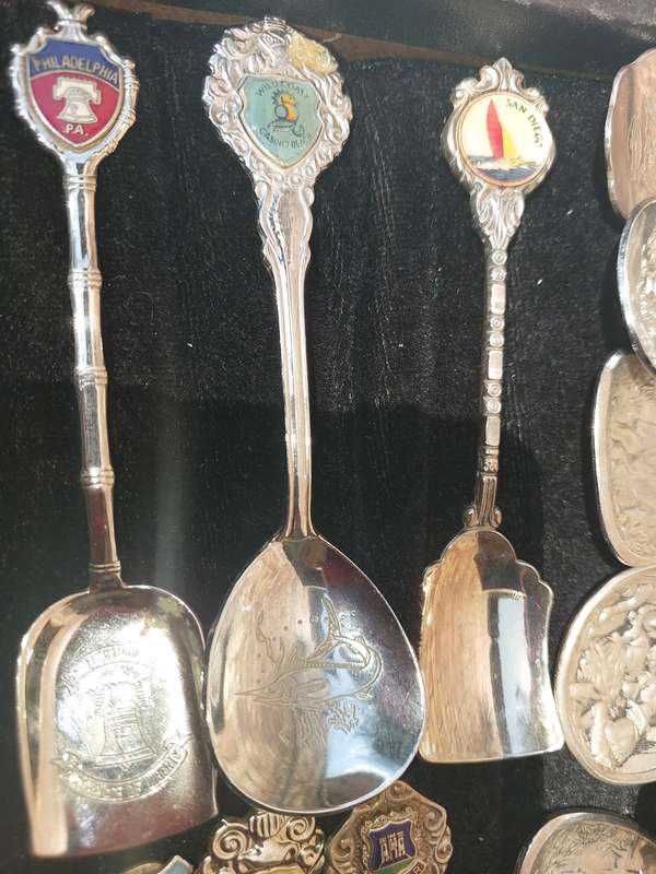 A VINTAGE JOBLOT ORNATE MEMORABILIA SPOONS
