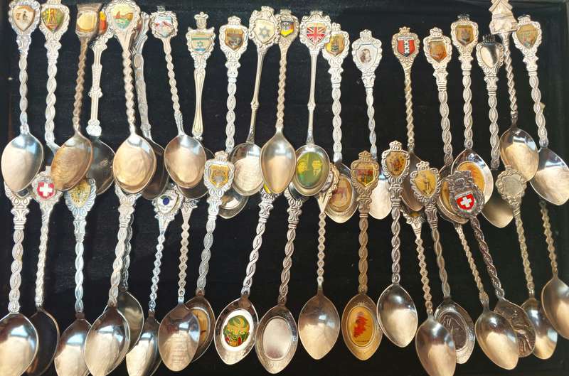 A VINTAGE JOBLOT COLLECTION MEMORABILIA SPOONS