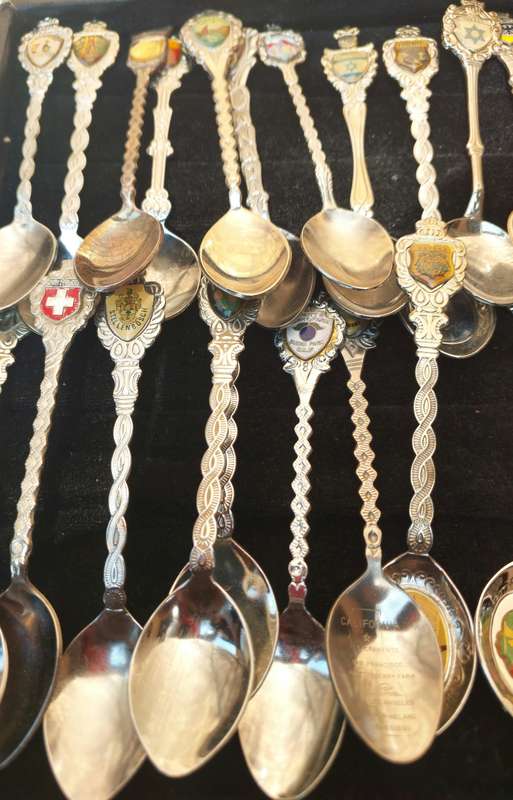A VINTAGE JOBLOT COLLECTION MEMORABILIA SPOONS