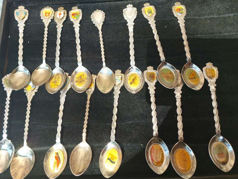 A VINTAGE COLLECTION JOBLOT MEMORABILIA SPOONS