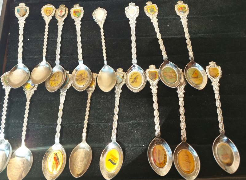 A VINTAGE COLLECTION JOBLOT MEMORABILIA SPOONS
